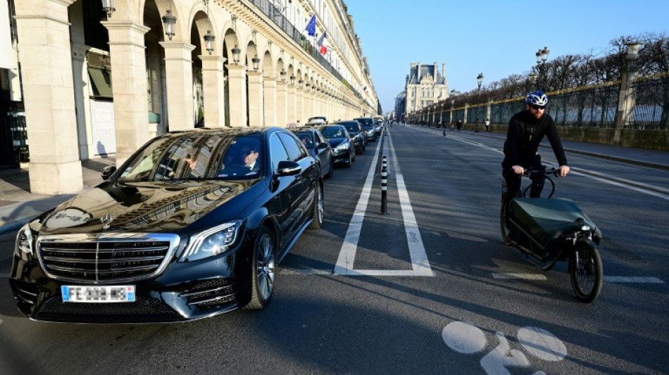 Gesch&auml;ft in Paris muss wegen ge&ouml;ffneter T&uuml;r bei laufender Klimaanlage Strafe zahlen