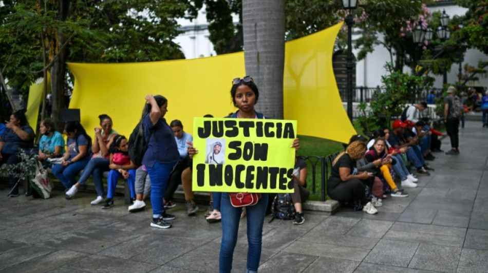 "Fueron engañados", protestan familiares de venezolanos deportados a El Salvador