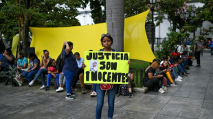 "Fueron engañados", protestan familiares de venezolanos deportados a El Salvador