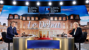 Pr&eacute;sidentielle: apr&egrave;s un d&eacute;bat muscl&eacute;, retour sur le terrain pour Macron et Le Pen